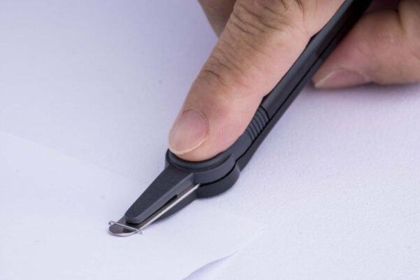 Cách tháo ghim bấm mà không bị rách giấy mỏng