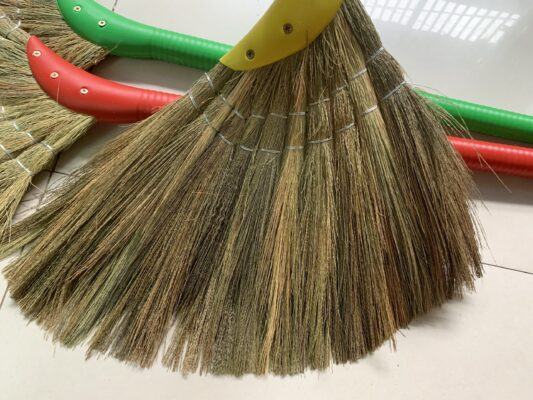 Chổi quét nhà bông cỏ - Chổi bông cỏ quét nhà bền đẹp, quét sạch không bụi