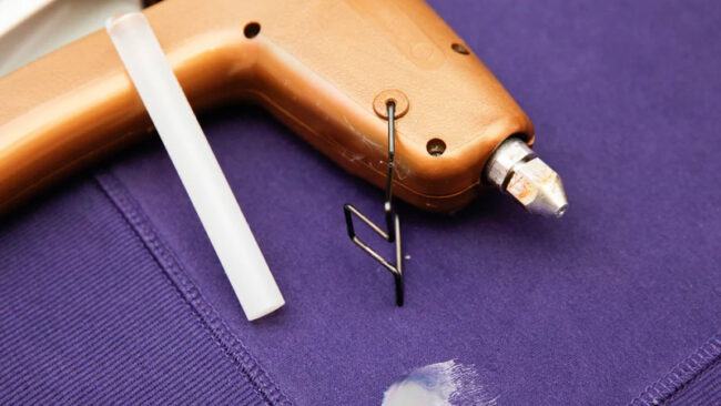 Cách tẩy keo nến dính vào quần áo