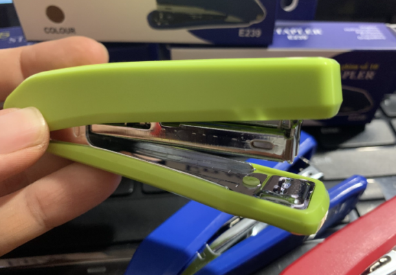 Cấu tạo và chất liệu của máy bấm kim là gì?